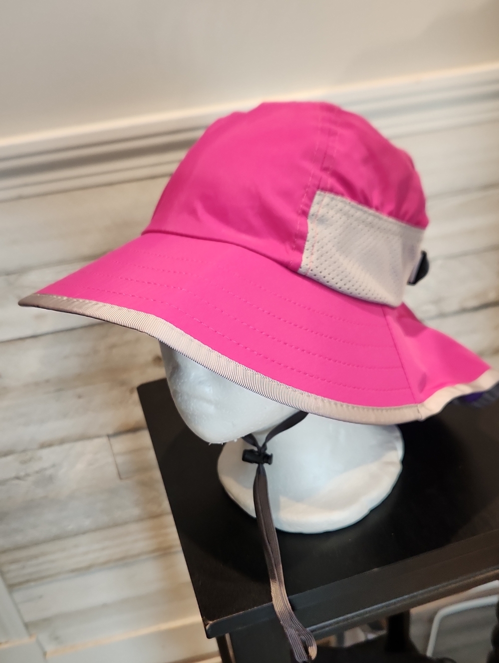 NWOT Sunday Afternoons Women's Bright Pink Wide Brim Sun Hat w/Chin Strap Sz M